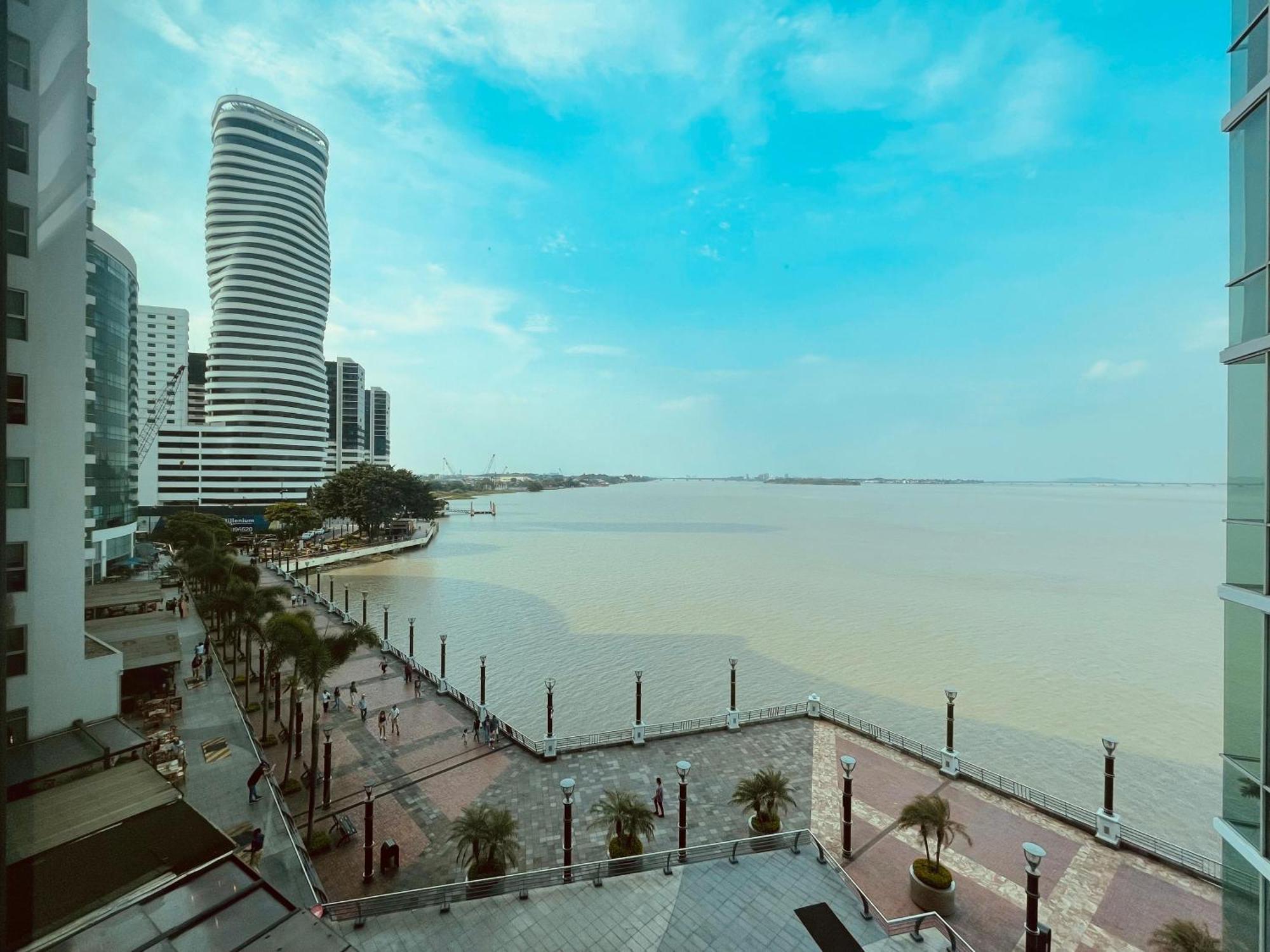 גוויאקיל Suite Frente Al Rio En Puerto Santa Ana Riverfront מראה חיצוני תמונה