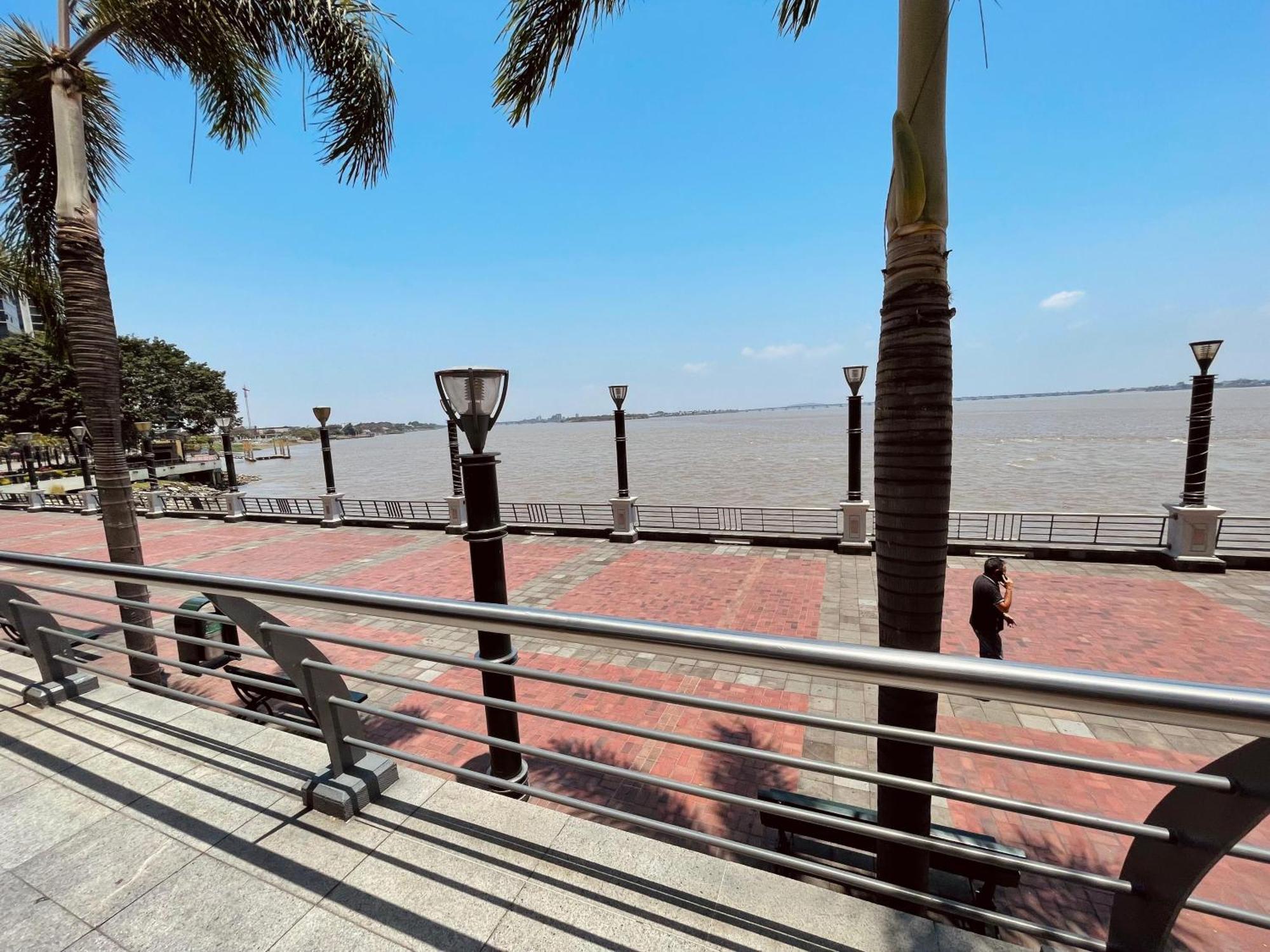 גוויאקיל Suite Frente Al Rio En Puerto Santa Ana Riverfront מראה חיצוני תמונה