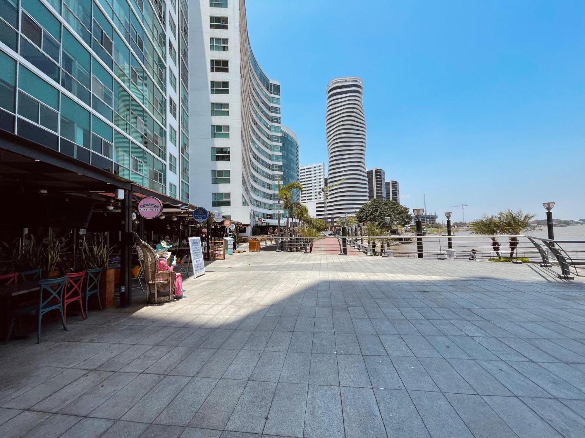 גוויאקיל Suite Frente Al Rio En Puerto Santa Ana Riverfront מראה חיצוני תמונה
