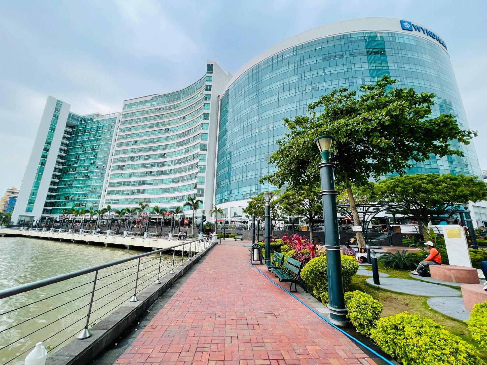 גוויאקיל Suite Frente Al Rio En Puerto Santa Ana Riverfront מראה חיצוני תמונה